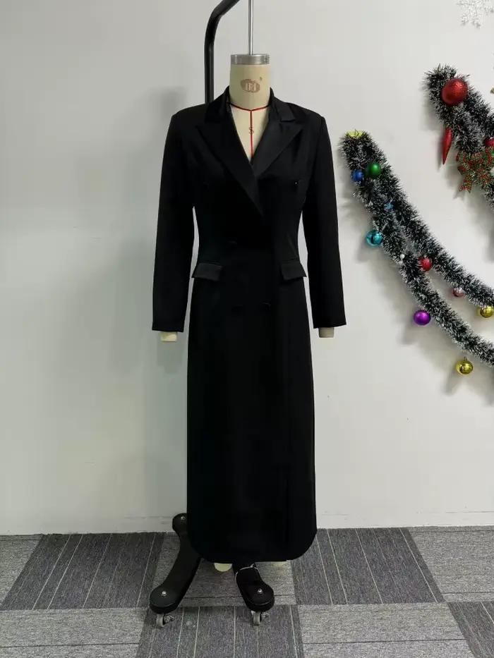 Robe longue noire élégante avec design cranté à double boutonnage