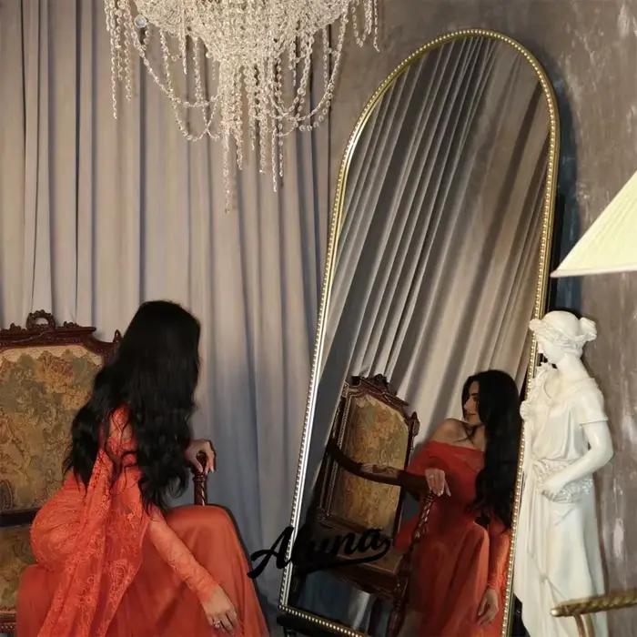 Robe de bal Aluna personnalisée orange rouille avec corsage en dentelle et cape en tulle fluide