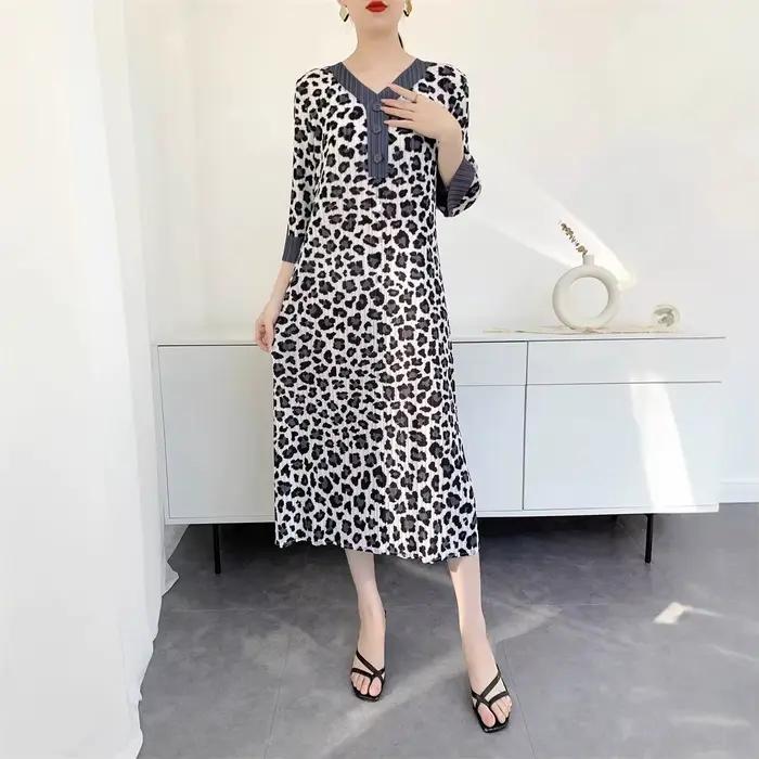 Miyake robe léopard femmes 2025 printemps et été nouvelle impression jupe plissée sens du tempérament senior col en v