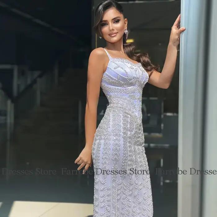 Robe fourreau en satin bleu ciel à encolure carrée