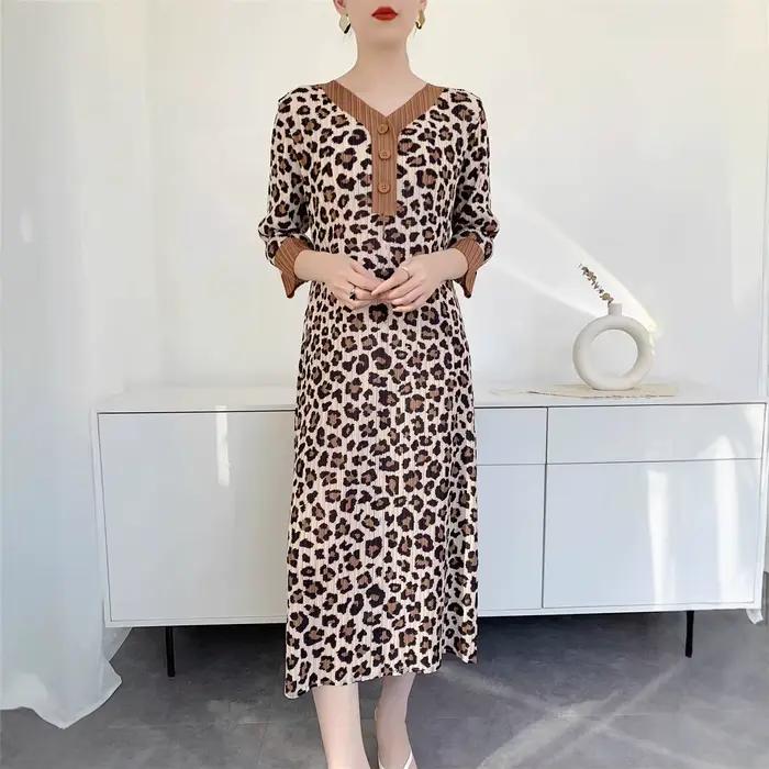 Miyake robe léopard femmes 2025 printemps et été nouvelle impression jupe plissée sens du tempérament senior col en v