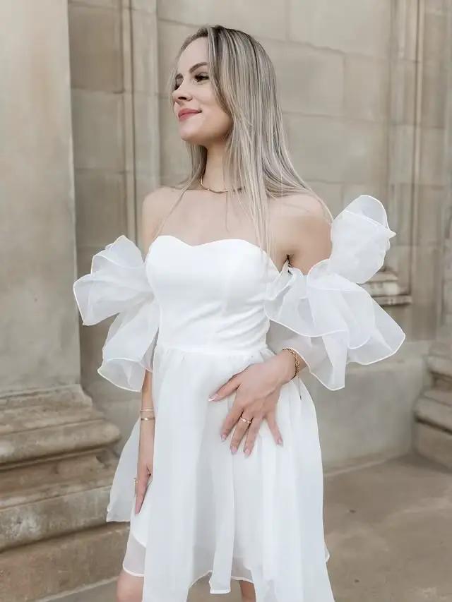 Robe de bal blanche à épaules dénudées