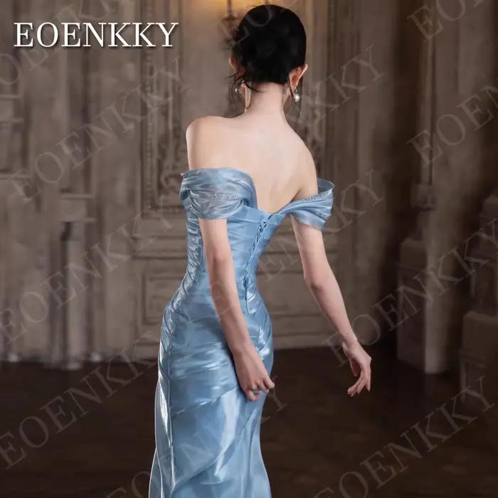 EOENKKY Robe de soirée bleue épaules dénudées élégante style sirène en satin plissé ornée de perles robes