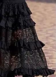 Robe de soirée longue noire à volants monochromes