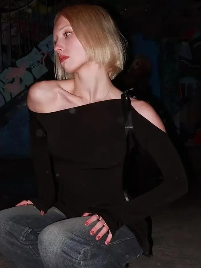 Robe noire à col incliné pour femmes