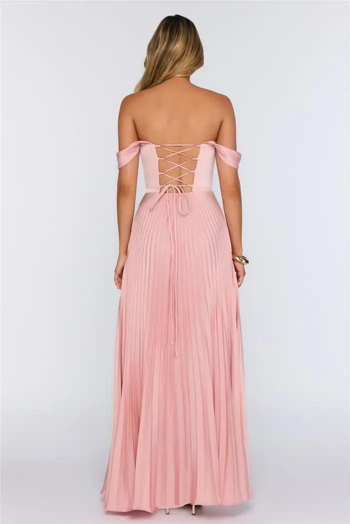 Robe de soirée élégante en satin plissé à col drapé et épaules dénudées