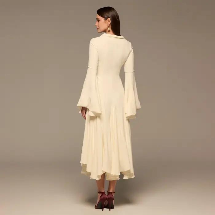 Robe de soirée élégante en satin beige
