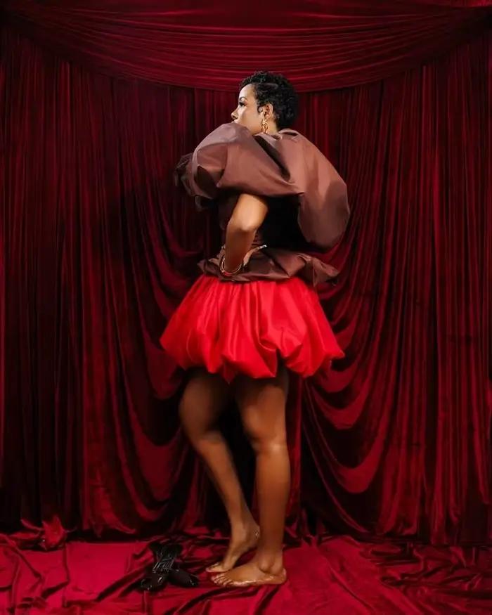 Robe de bal color block marron et rouge