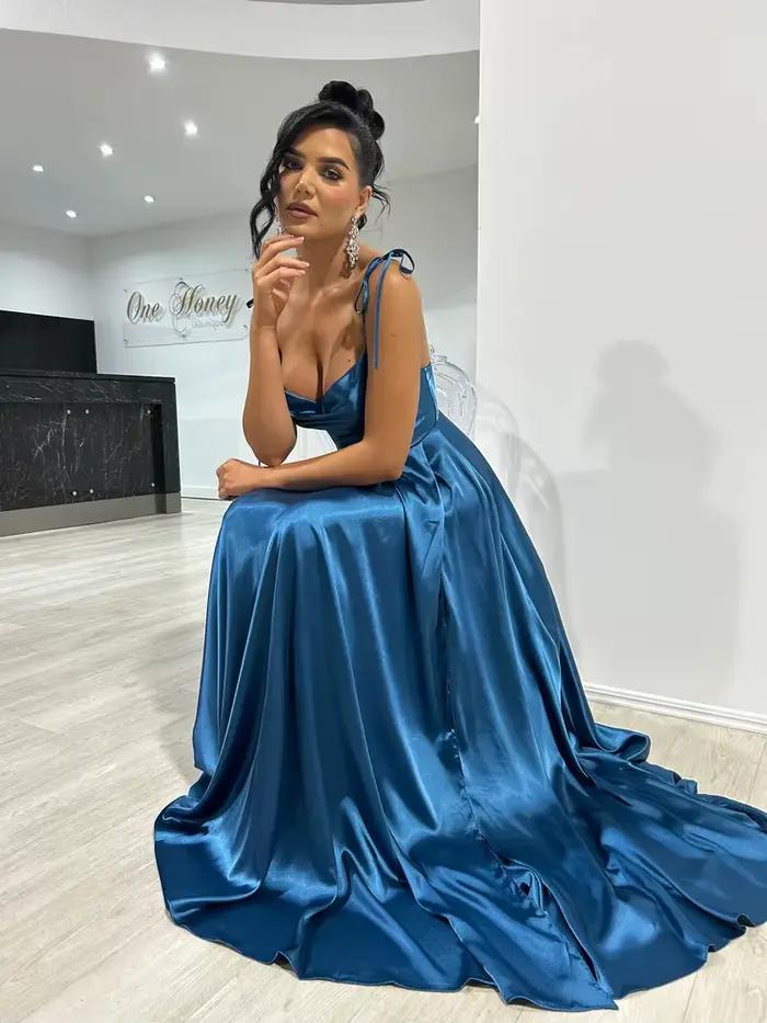 Robe de soirée longue en satin bleu marine pour femme