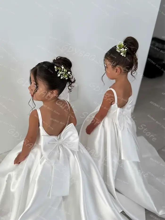 Robe de demoiselle d'honneur blanche avec bretelles à nœud