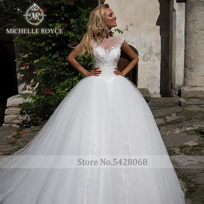 Robe de mariée Michelle Royce moderne avec train de chapelle et décolleté Mon Amour à offrir pour cérémonie religieuse ou réception chic