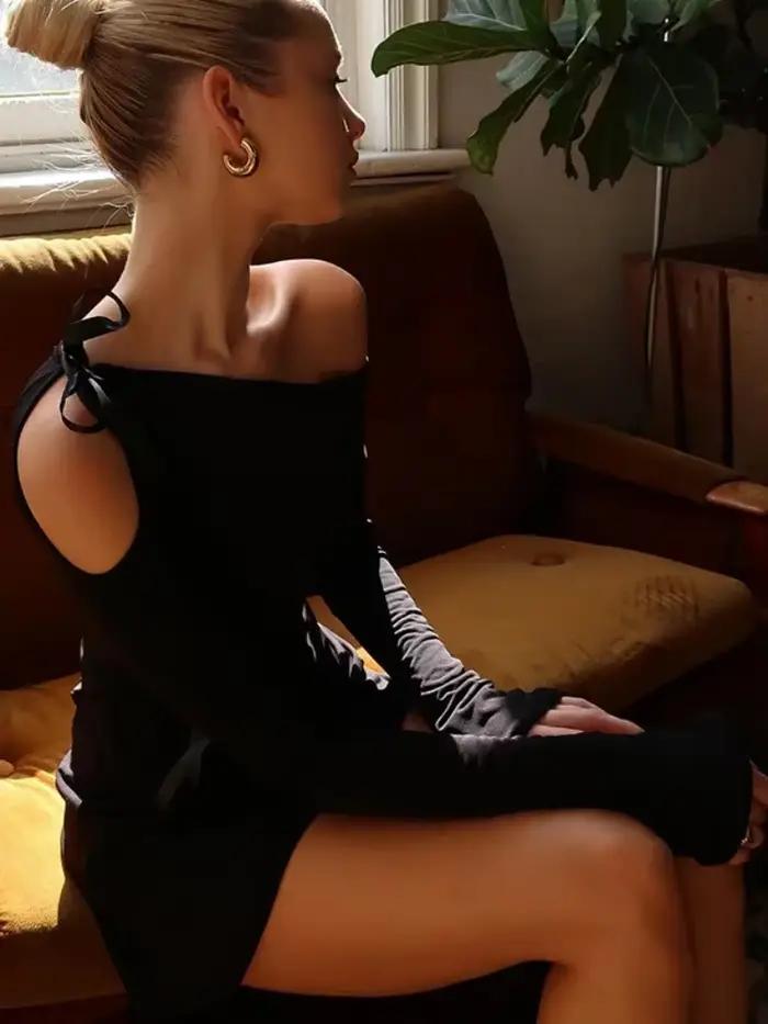 Robe noire à col incliné pour femmes