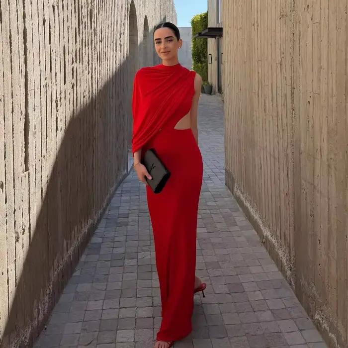 Robe longue asymétrique rouge audacieuse chic