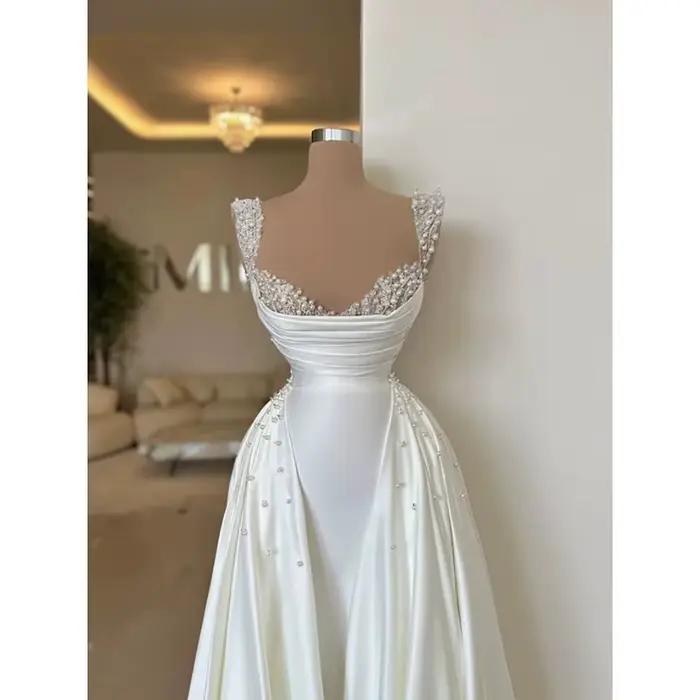 Robes de mariée en perles de satin pour la mariée