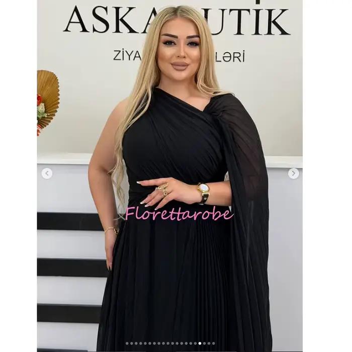 Robe de soirée asymétrique en mousseline plissée