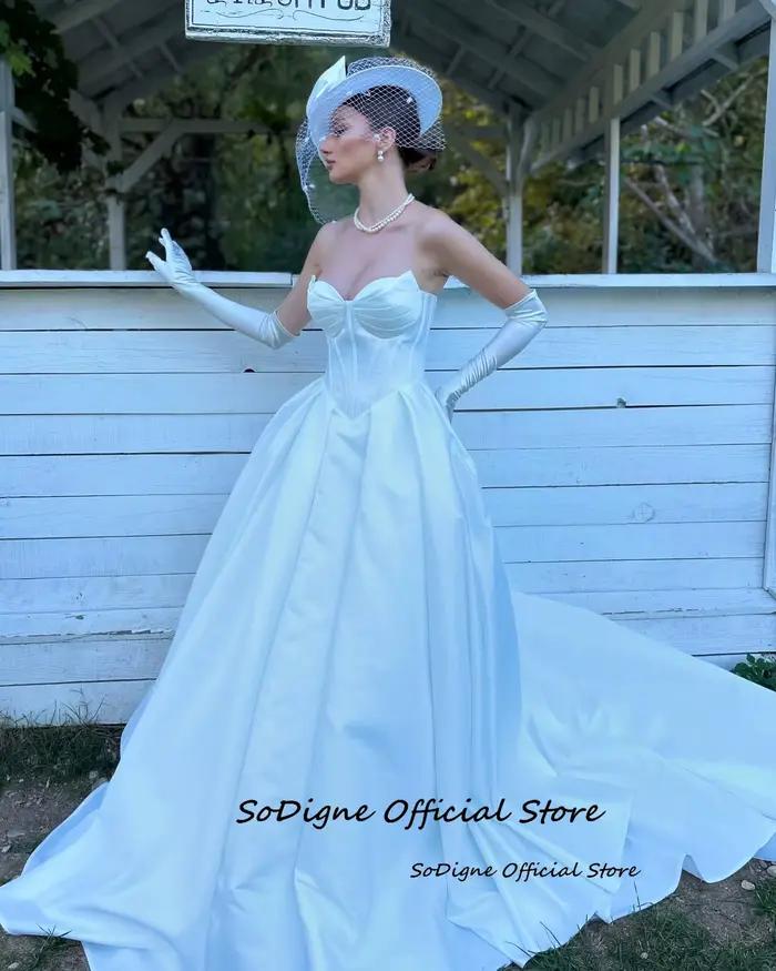 Robe de mariée SoDigne simple en polyester satiné pour mariage et événements spéciaux avec décolleté Mon Amour et soutien-gorge intégré