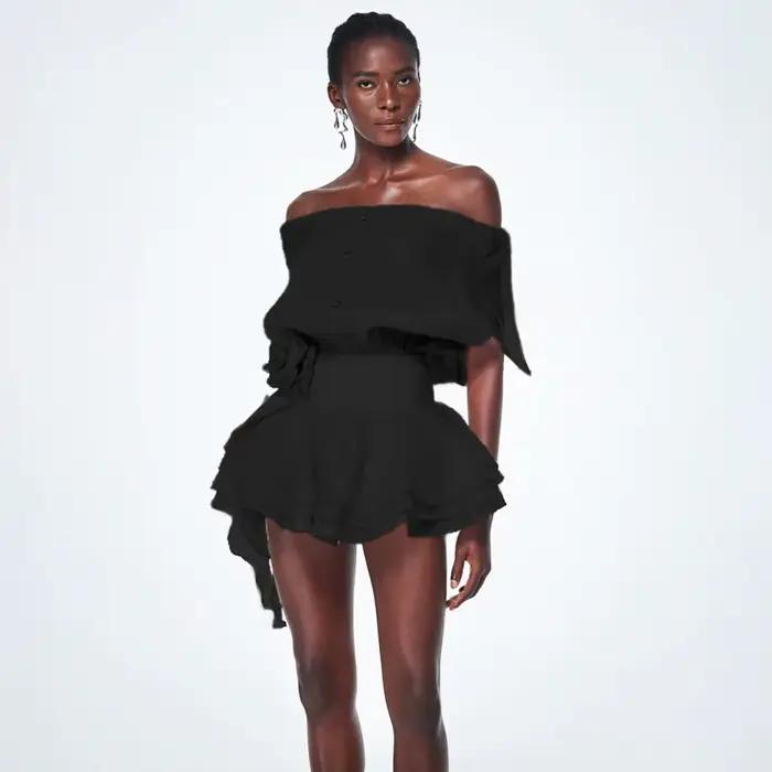 Robe élégante à volants et bords festonnés, dos nu, col diagonal pour femme