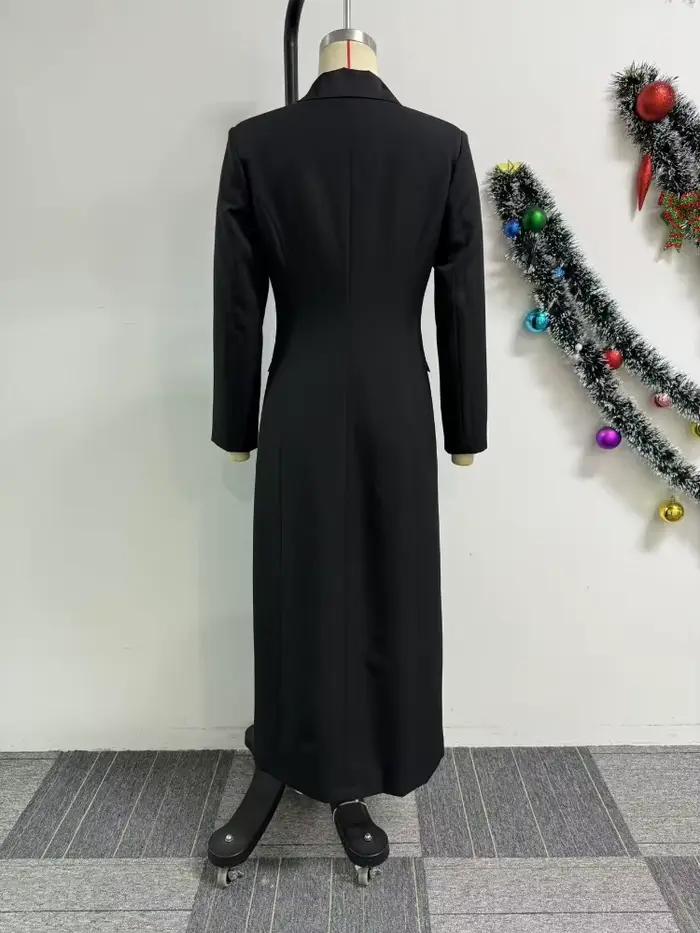 Robe longue noire élégante avec design cranté à double boutonnage