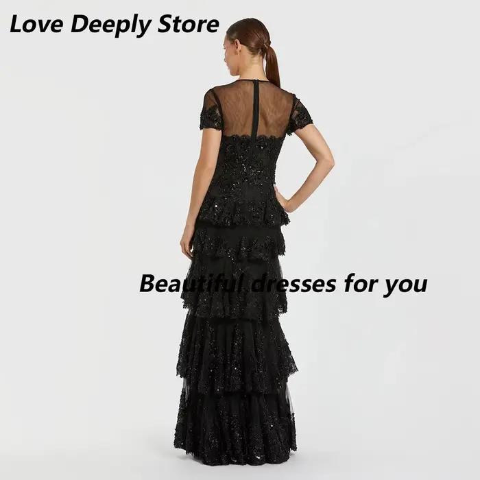 Robe de soirée noire, col rond