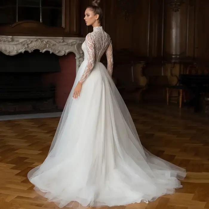 Robe de mariée en dentelle perlée exquise
