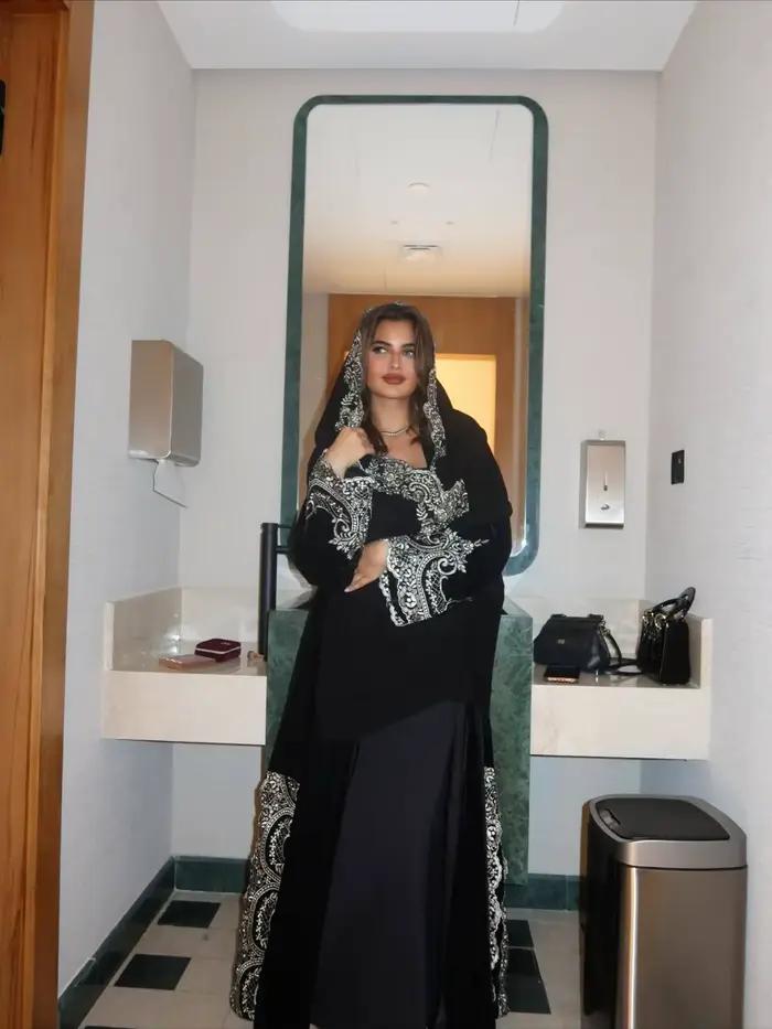 Robe de soirée trois pièces noire style kaftan avec broderie argentée complexe