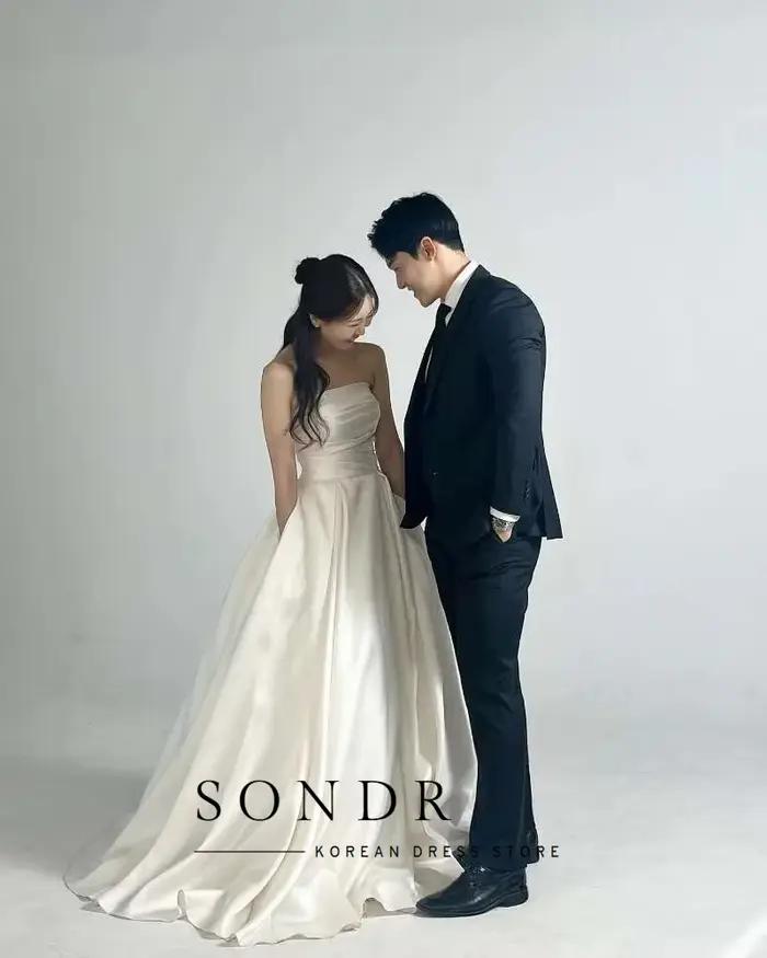 Sondr 2025 Simple une ligne robes de mariée coréennes séance Photo sans bretelles doux Satin plis balayage Train