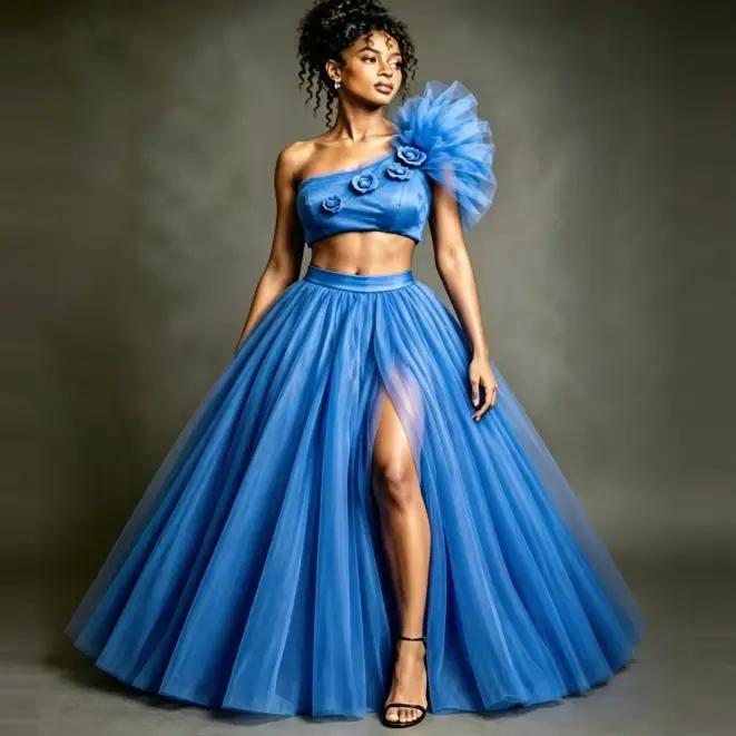 Robe de bal bleu roi deux pièces : haut court asymétrique à une épaule avec volants en tulle et jupe fendue