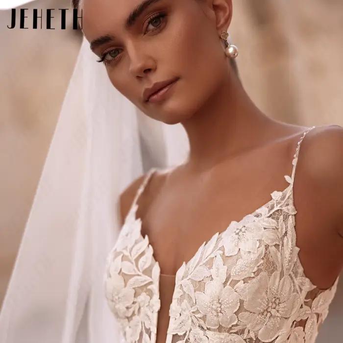 JEHETH Robe Mariée Satin Sirène Col V Bretelles Fines Appliques Dentelle Florale 3D Dos Illusion V Boutons Perle Traîne Chapelle Shooting Église Pierre Ancienne Extérieur Élégante Sur Mesure