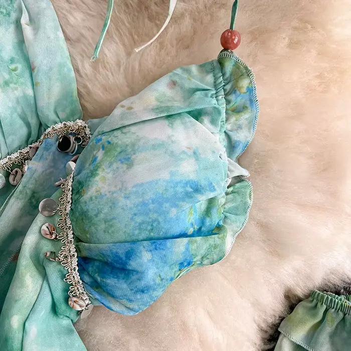 Robe en mousseline de soie gris sans manches pour femmes avec col en V et imprimé champignons à offrir pour été plage et soirées