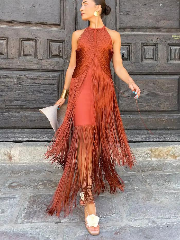 Robe longue de soirée avec franges pendantes autour du cou