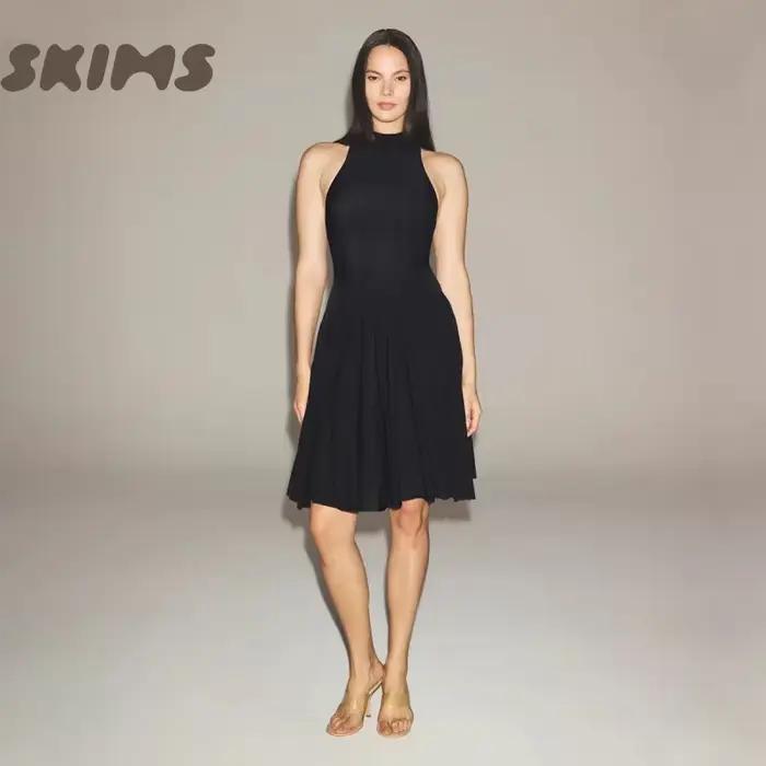 Robe plissée sans manches à col montant