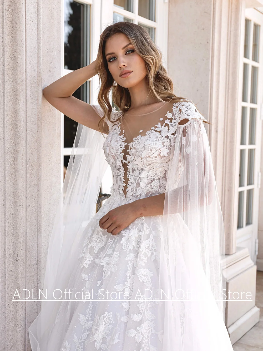 Robe de mariée avec cape à manches personnalisées