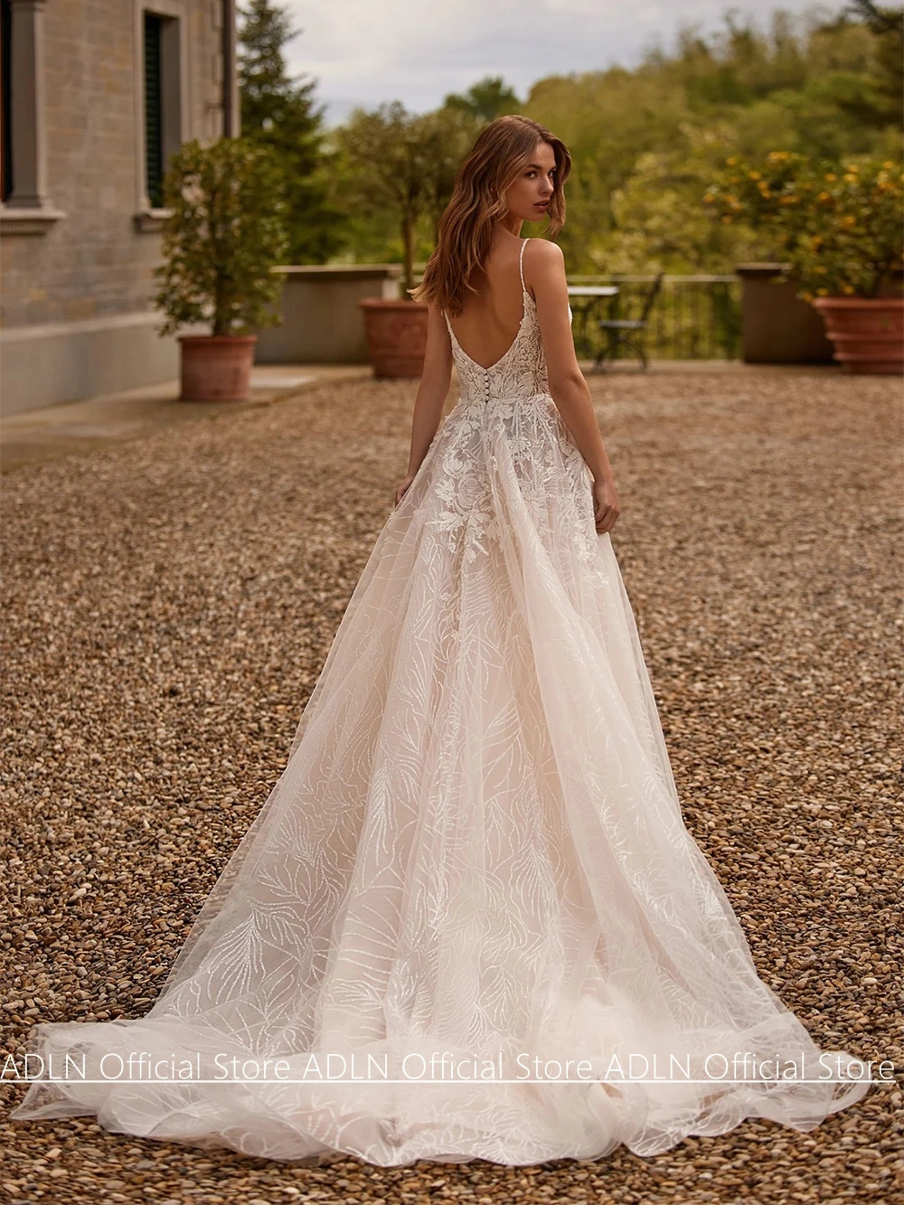 Robes de mariée personnalisées brillantes, sexy, avec décolleté en V profond, bretelles spaghetti, appliques perlées, traîne balayante, coupe A-line, dos nu