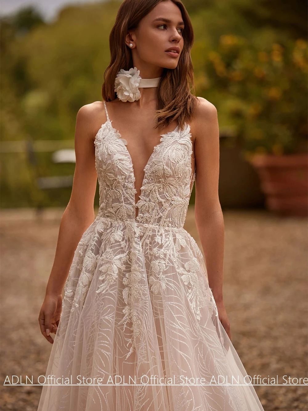 Robes de mariée personnalisées brillantes, sexy, avec décolleté en V profond, bretelles spaghetti, appliques perlées, traîne balayante, coupe A-line, dos nu