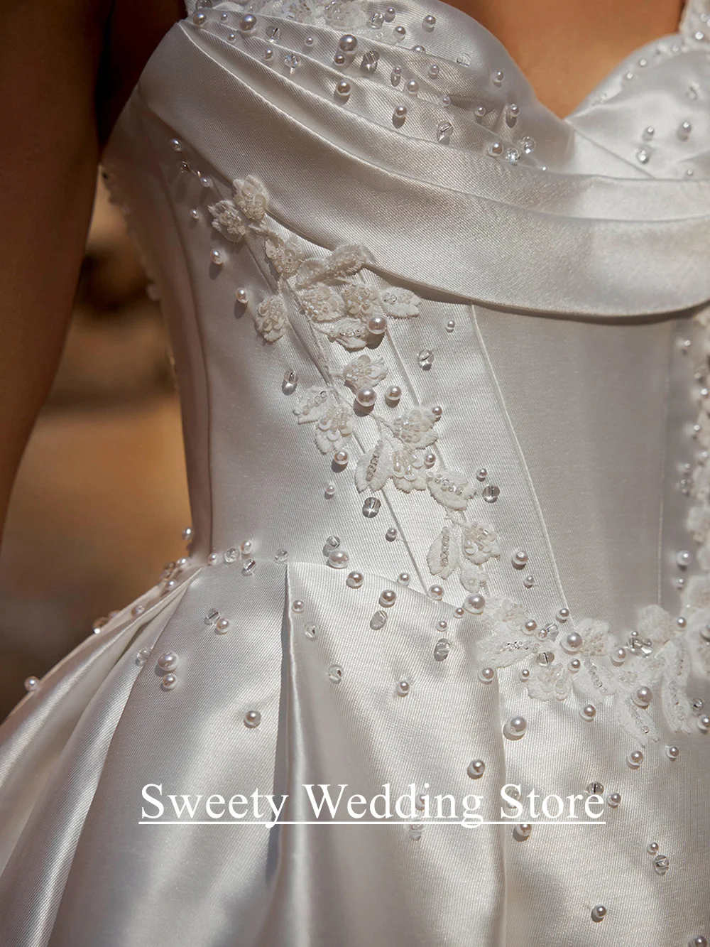Robes de mariée arabes à col en V personnalisées pour les patients