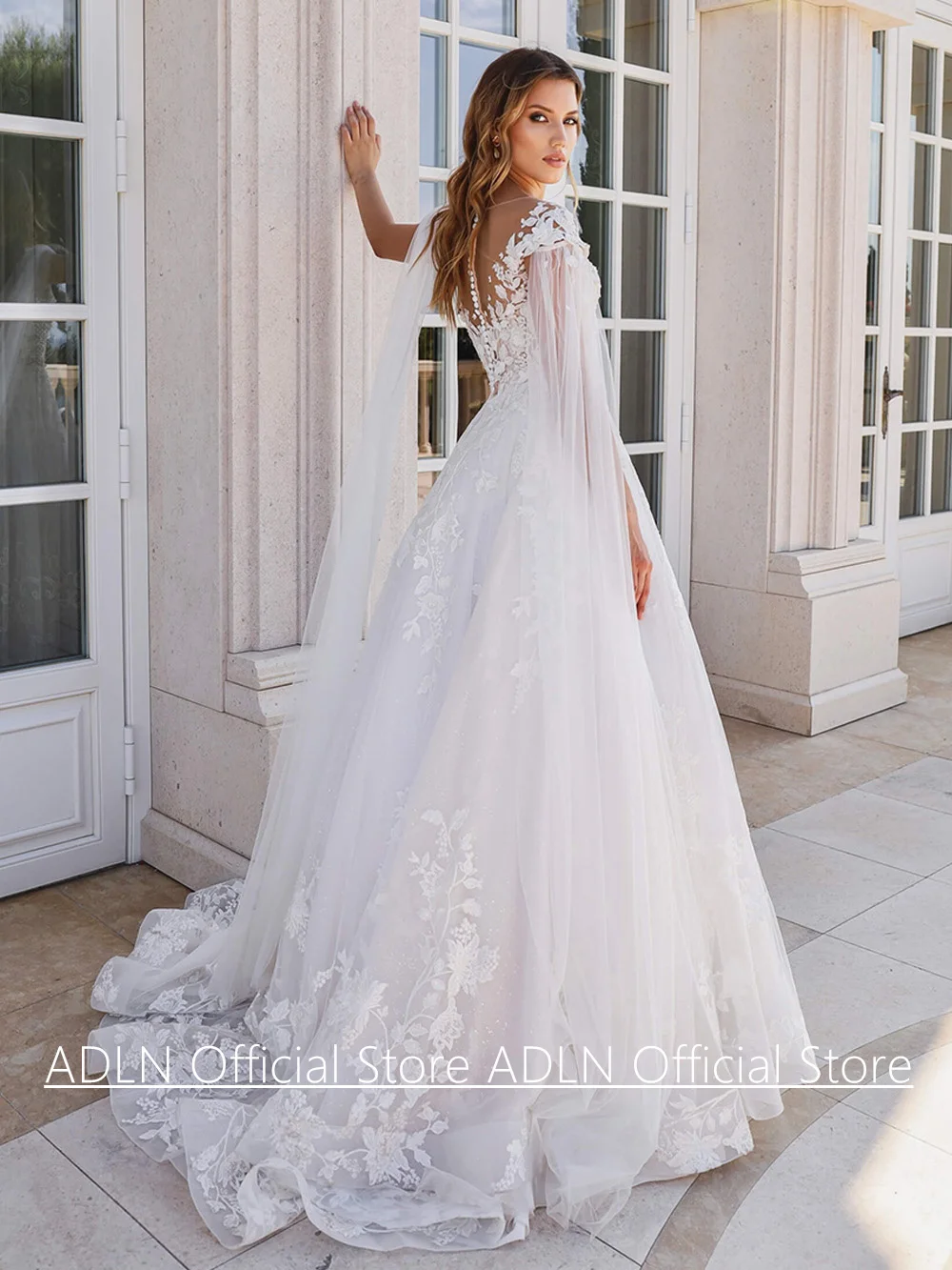 Robe de mariée avec cape à manches personnalisées